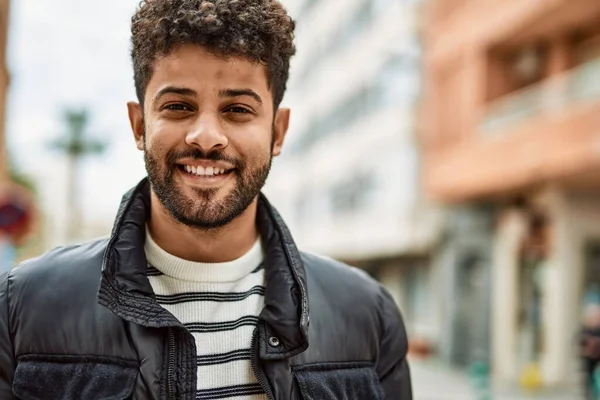 Kasabada gülümseyen genç bir Arap.