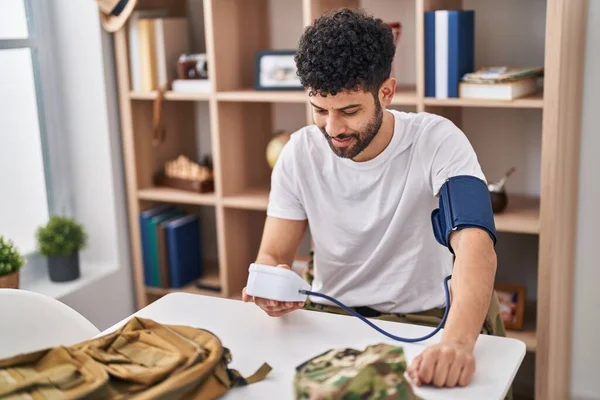 Young Arab Man Army Soldier Using Tensiometer Home — Foto de Stock