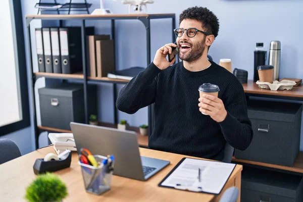 Young Arab Man Business Worker Talking Smartphone Working Office — Zdjęcie stockowe