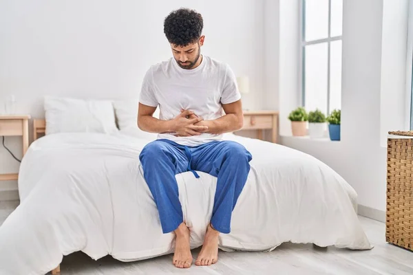 Hombre Árabe Joven Que Sufre Dolor Estómago Sentado Cama Dormitorio — Foto de Stock
