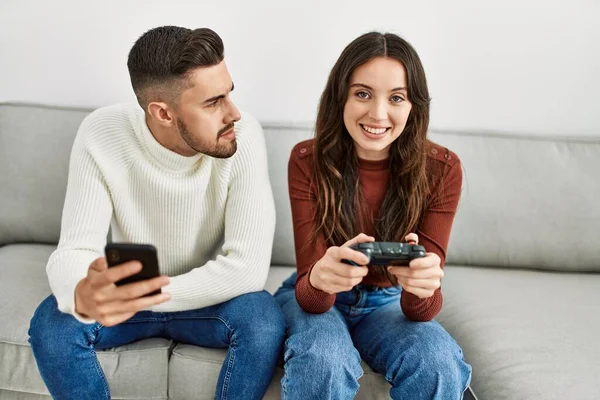Fiatal Spanyol Pár Videojátékot Játszik Okostelefont Használ Otthon — Stock Fotó