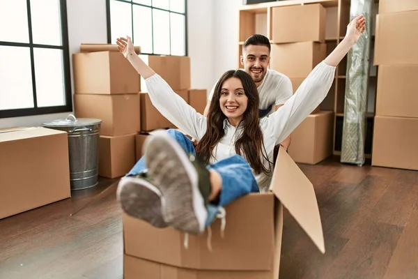 Joven Pareja Hispana Sonriendo Feliz Jugando Usando Caja Cartón Como —  Fotos de Stock