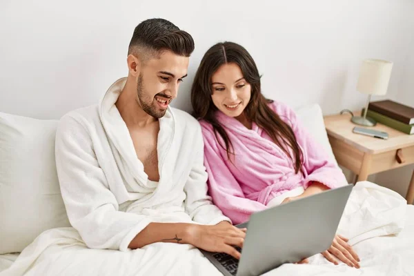 Jong Hispanic Paar Met Behulp Van Laptop Liggend Bed Thuis — Stockfoto