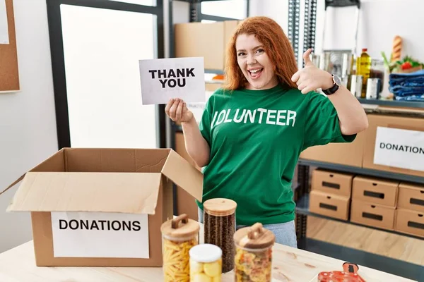 Joven Pelirroja Vistiendo Camiseta Voluntaria Sosteniendo Gracias Banner Sonriendo Feliz —  Fotos de Stock