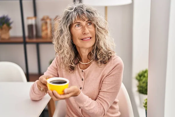 Mujer Mediana Edad Bebiendo Café Sentado Mesa Casa —  Fotos de Stock