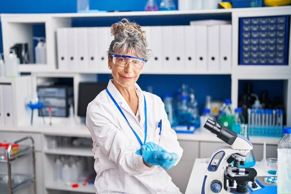 Medelålders Kvinna Forskare Bär Handskar Laboratoriet — Stockfoto