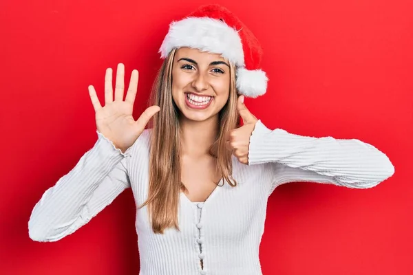 Красива Іспаномовна Жінка Різдвяному Капелюсі Показує Вказує Пальцями Номер Шість — стокове фото