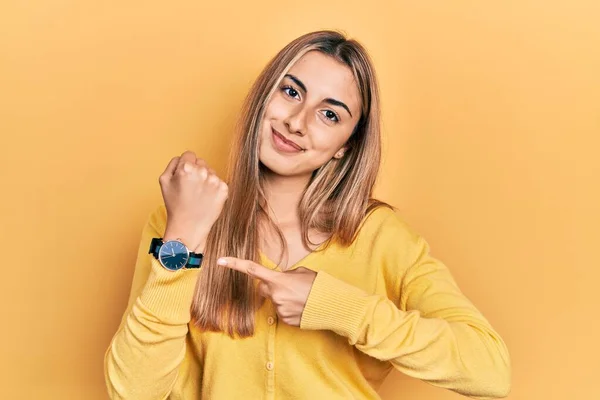 Beautiful Hispanic Woman Wearing Casual Yellow Sweater Hurry Pointing Watch — Zdjęcie stockowe