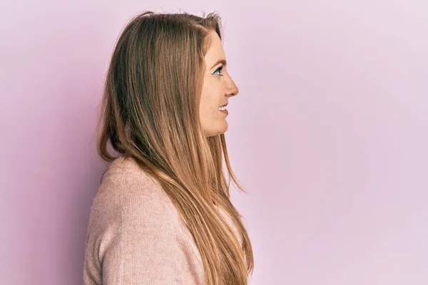 Junge Blonde Frau Lässigem Pullover Mit Seitlichem Blick Entspannte Profilpose — Stockfoto