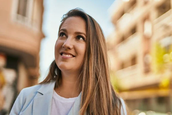 Joven Mujer Negocios Rubia Sonriendo Feliz Pie Ciudad — Foto de Stock
