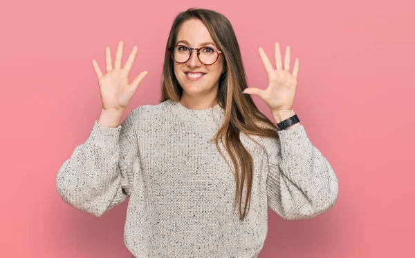 Mujer Rubia Joven Vistiendo Suéter Casual Gafas Mostrando Apuntando Hacia —  Fotos de Stock