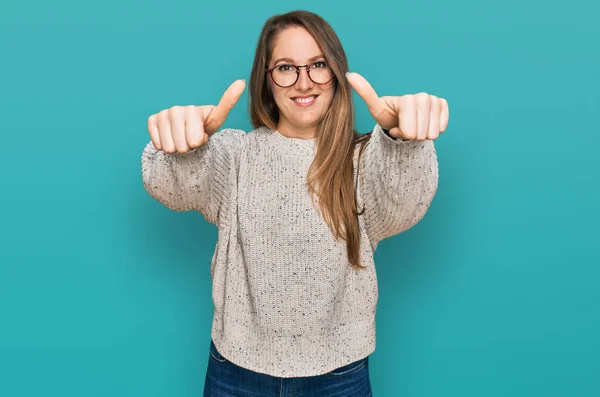 Mujer Rubia Joven Con Suéter Casual Gafas Aprobando Hacer Gesto —  Fotos de Stock