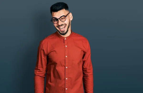 Jonge Spaanse Man Met Baard Zakelijke Shirt Bril Knipogen Naar — Stockfoto