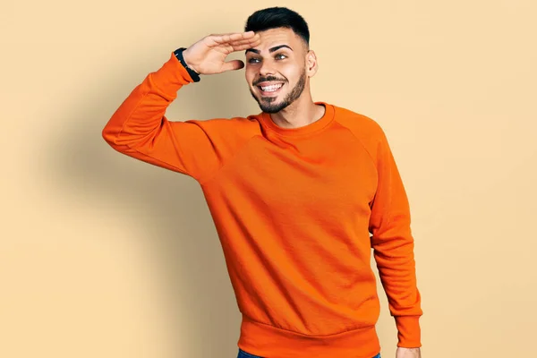 Jeune Homme Hispanique Avec Barbe Portant Pull Orange Décontracté Très — Photo