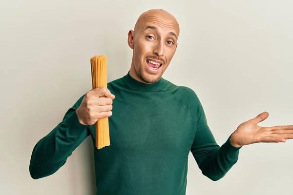 Homem Careca Com Barba Segurando Espaguete Seco Celebrando Realização Com — Fotografia de Stock