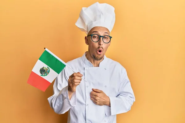 Bald Man Beard Wearing Professional Cook Apron Holding Mexico Flag — Stock fotografie