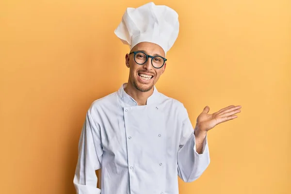 Plešatý Muž Vousy Sobě Profesionální Kuchař Uniformu Veselým Úsměvem Prezentaci — Stock fotografie