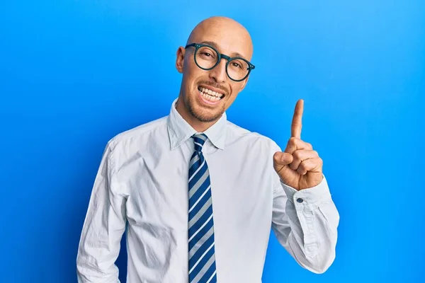 Skallig Man Med Skägg Klädd Affärskläder Och Glasögon Leende Med — Stockfoto