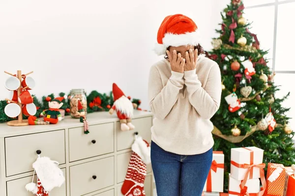 Mulher Hispânica Meia Idade Junto Árvore Natal Com Expressão Triste — Fotografia de Stock