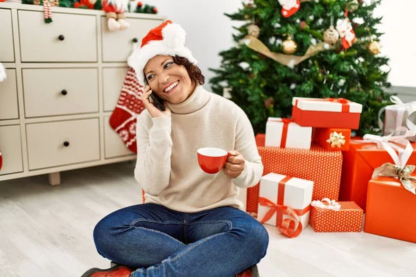 Középkorú Spanyol Beszél Okostelefonon Kávét Iszik Karácsonyfa Mellett Otthon — Stock Fotó