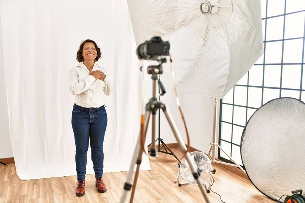 Eine Hispanische Frau Mittleren Alters Posiert Als Model Fotostudio Mit — Stockfoto