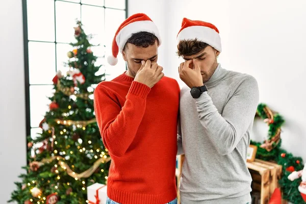 Joven Pareja Gay Parada Junto Árbol Navidad Usando Sombrero Cansado — Foto de Stock