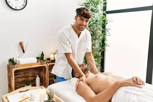 Due Uomini Ispanici Terapeuta Paziente Con Massaggio Facciale Centro Bellezza — Foto Stock