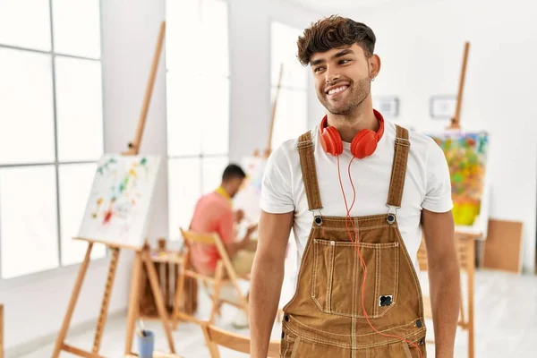 Νεαρός Ισπανός Στο Στούντιο Τέχνης Κοιτάζει Αλλού Χαμόγελο Στο Πρόσωπο — Φωτογραφία Αρχείου