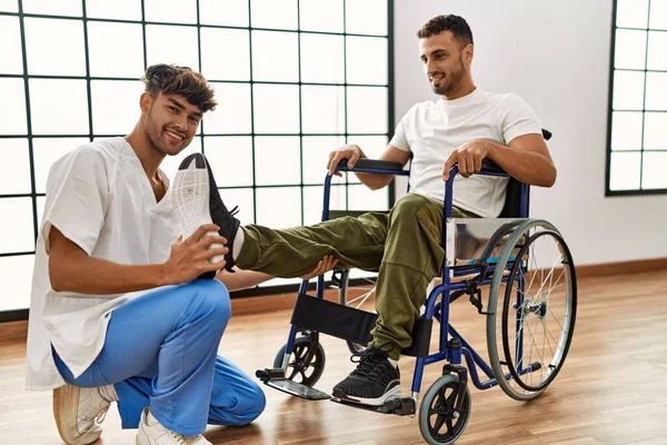 Zwei Hispanische Männer Physiotherapeut Und Patient Rollstuhl Bei Reha Sitzung — Stockfoto