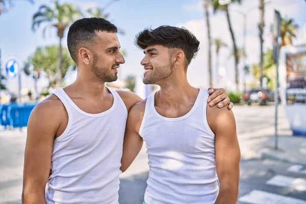 Genç Spanyol Çift Gülümsüyor Şehirde Mutlu Bir Şekilde Sarılıyorlar — Stok fotoğraf