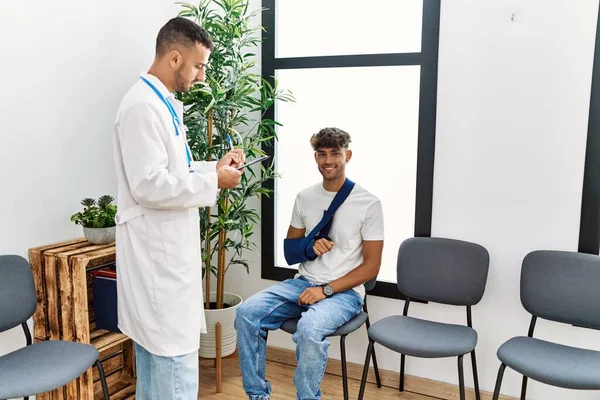 Двоє Іспаномовних Чоловіків Лікар Пацієнт Пишуть Кишені Сидячи Стільці Залі — стокове фото
