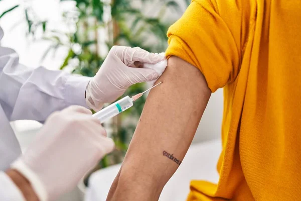 Two Man Doctor Patient Vaccinating Clinic — ストック写真