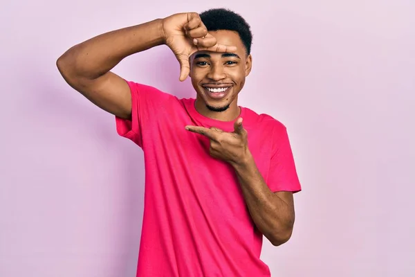 Young African American Man Wearing Casua Shirt Smiling Making Frame — ストック写真