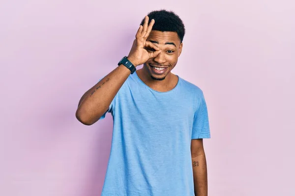 Young African American Man Wearing Casual Blue Shirt Doing Gesture — ストック写真