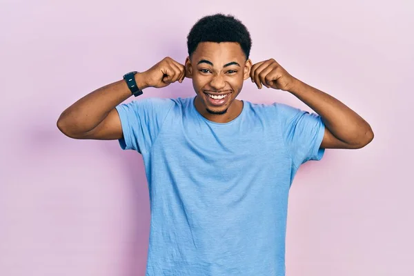 Joven Hombre Afroamericano Vistiendo Casual Camiseta Azul Sonriendo Tirando Las —  Fotos de Stock