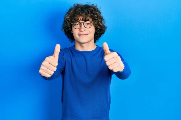 Красивый Молодой Человек Повседневной Одежде Очках Одобряющий Позитивный Жест Рукой — стоковое фото