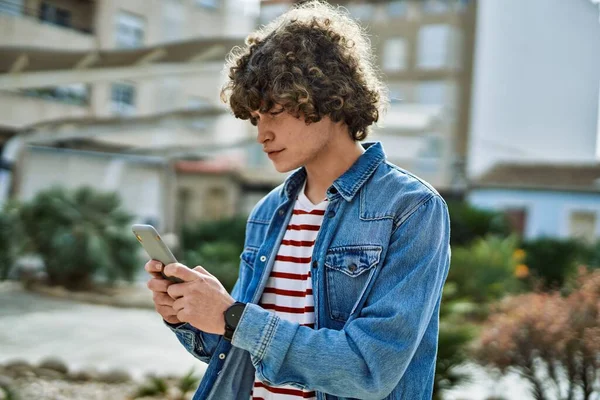 Mladý Hispánec Používá Smartphone Městě — Stock fotografie