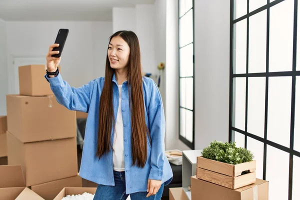 Menina Chinesa Jovem Sorrindo Feliz Fazendo Selfie Pelo Smartphone Nova — Fotografia de Stock