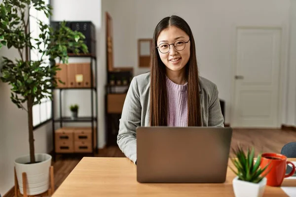 Joven Mujer Negocios China Usando Laptop Trabajando Oficina —  Fotos de Stock