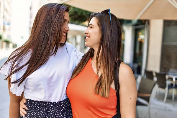 Δύο Λατίνες Κοπέλες Χαμογελούν Χαρούμενες Και Αγκαλιάζονται Στην Πόλη — Φωτογραφία Αρχείου