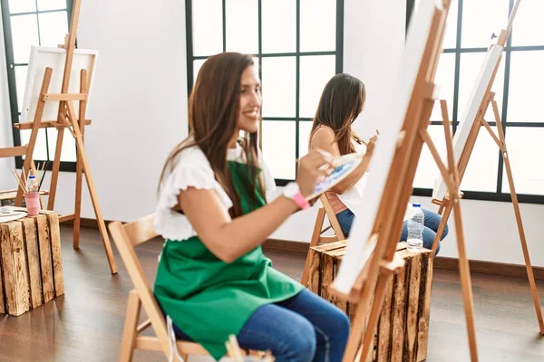 Dos Estudiantes Pintura Latina Sonriendo Feliz Pintura Escuela Arte —  Fotos de Stock