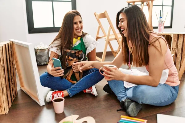 Dois Estudantes Pintura Latina Bebendo Café Usando Smartphone Com Cachorro — Fotografia de Stock