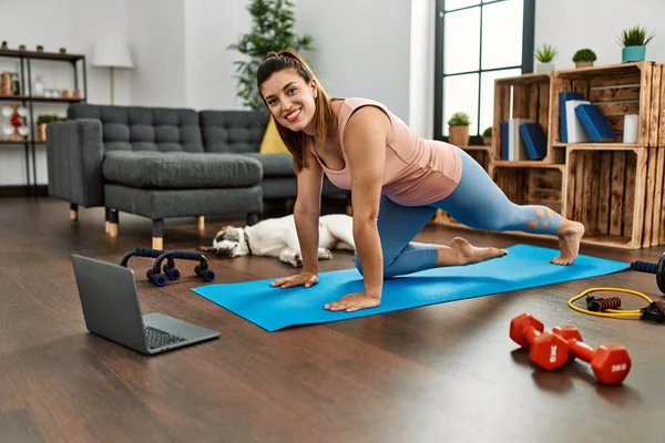 Junge Frau Lächelt Zuversichtlich Mit Online Bauchmuskeltraining Hause — Stockfoto