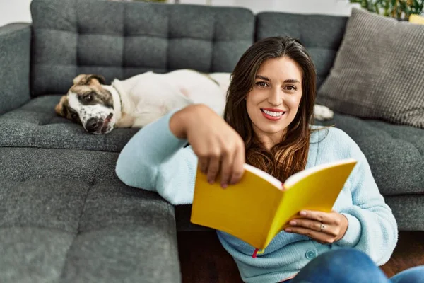 Jovem Mulher Lendo Livro Sentado Com Cão Casa — Fotografia de Stock