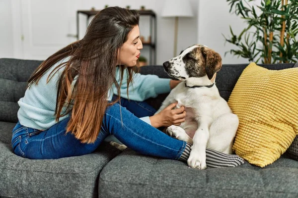 Jonge Vrouw Knuffelen Hond Zitten Bank Thuis — Stockfoto