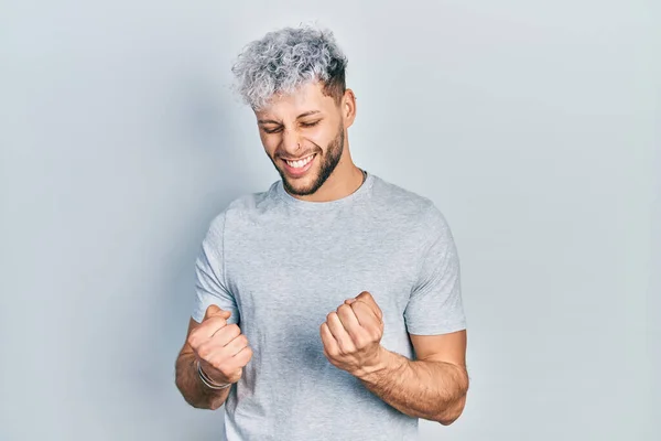 Young Hispanic Man Modern Dyed Hair Wearing Casual Grey Shirt — Zdjęcie stockowe