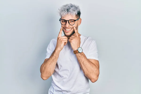 Jonge Latijns Amerikaanse Man Met Modern Geverfd Haar Wit Shirt — Stockfoto