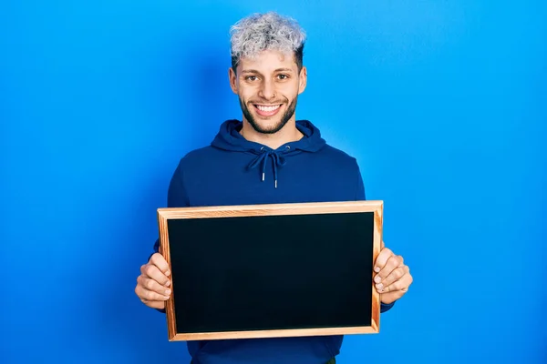 Young Hispanic Man Modern Dyed Hair Holding Blackboard Smiling Happy — ストック写真
