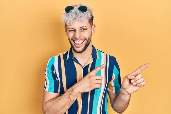 Jonge Spaanse Man Met Modern Geverfd Haar Wijzend Met Vingers — Stockfoto