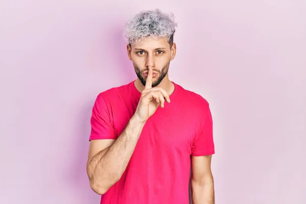 Young Hispanic Man Modern Dyed Hair Wearing Casual Pink Shirt — Fotografia de Stock